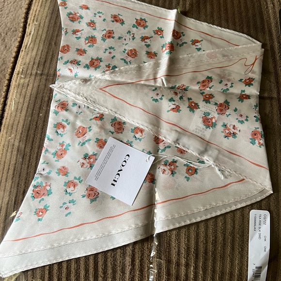 Coach Tea Rose Print Silk Diamond Scarf nwt in packaging - Picture 2 of 5